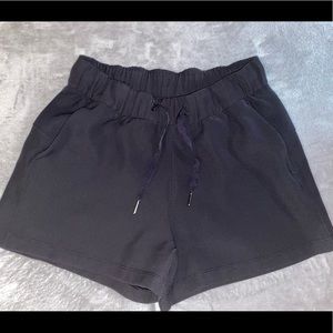 black lululemon shorts